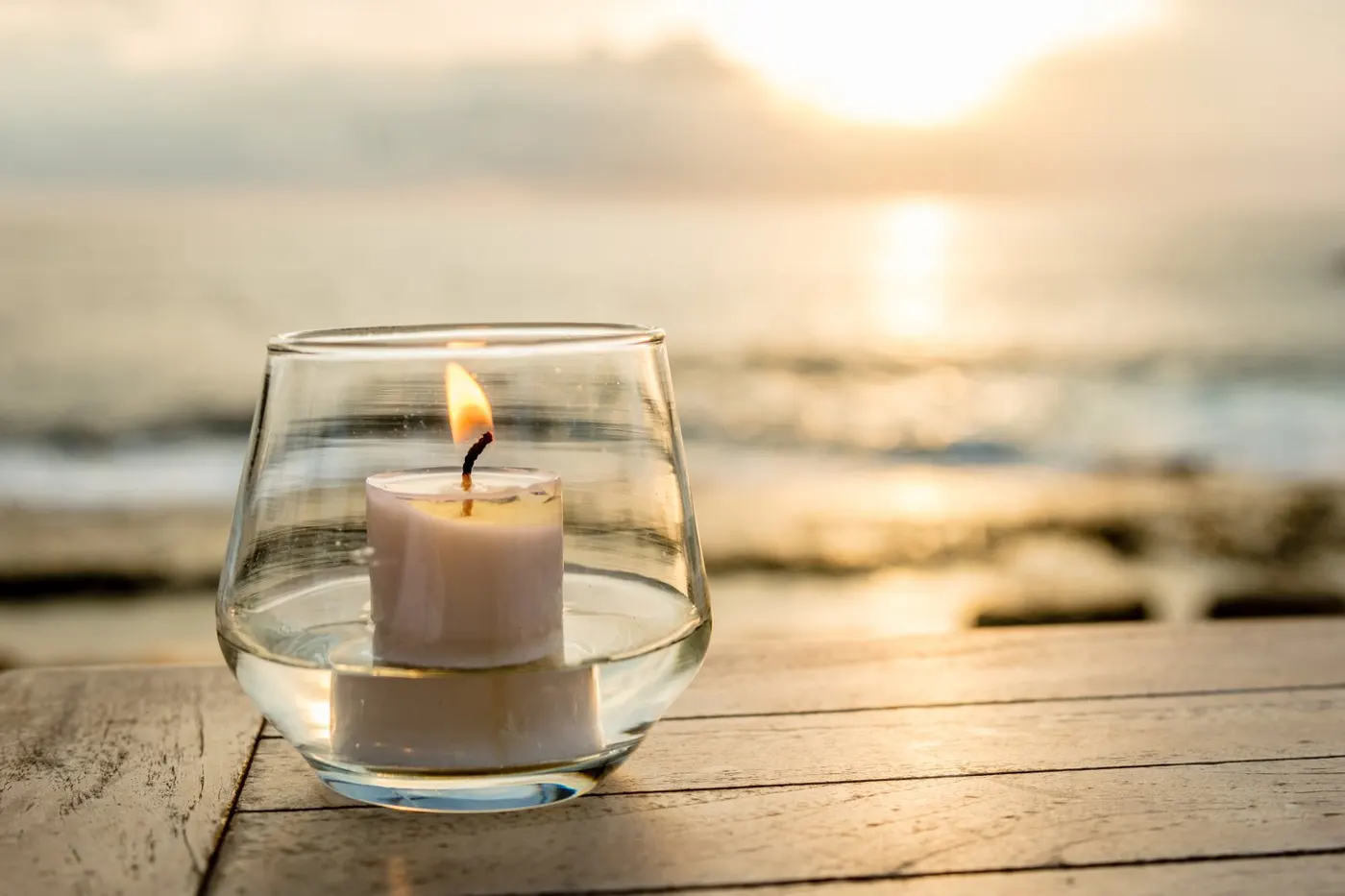 O uso de velas para a iluminação é indispensável na decoração para jantar romântico.