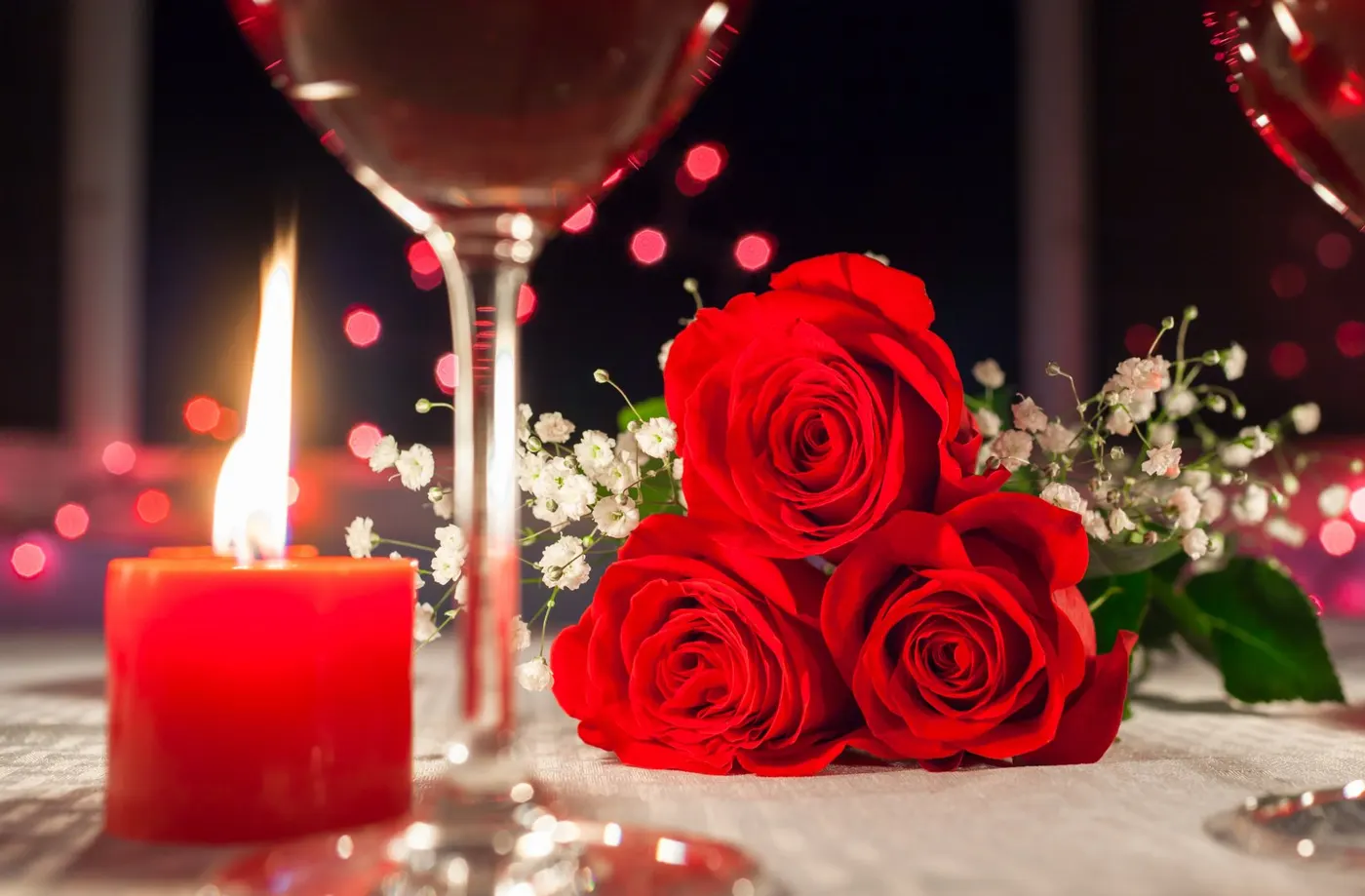 As flores podem ser colocadas diretamente na mesa na decoração para jantar romântico