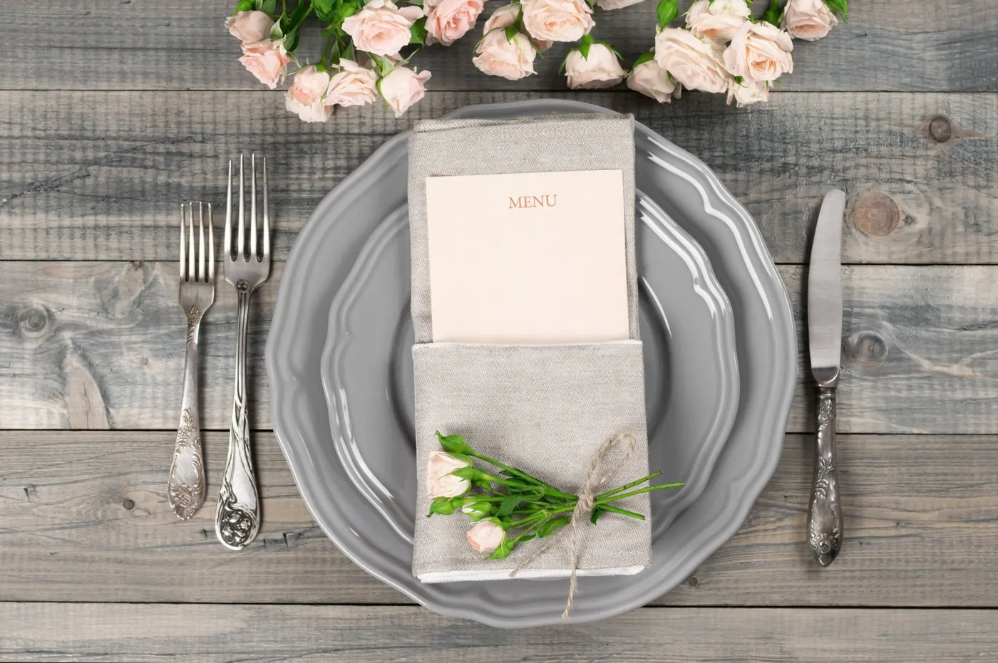 O cinza com cor-de-rosa é uma combinação delicada, sofisticada e romântica.