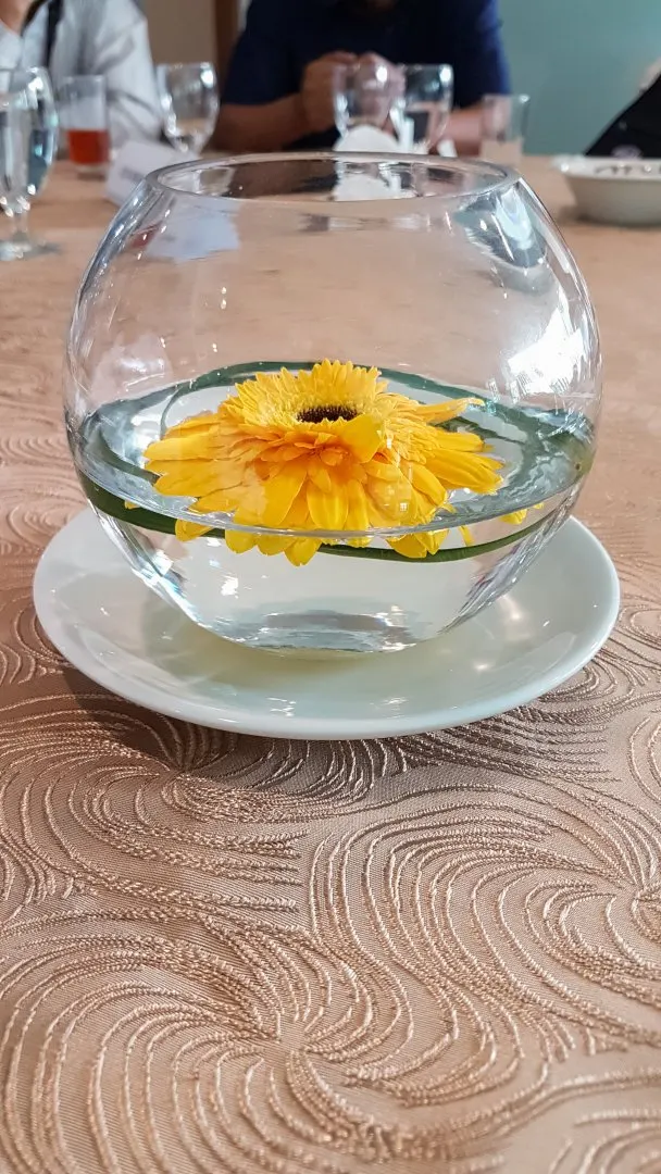 Você pode criar arranjos lindos com uma única flor e um copo com água.