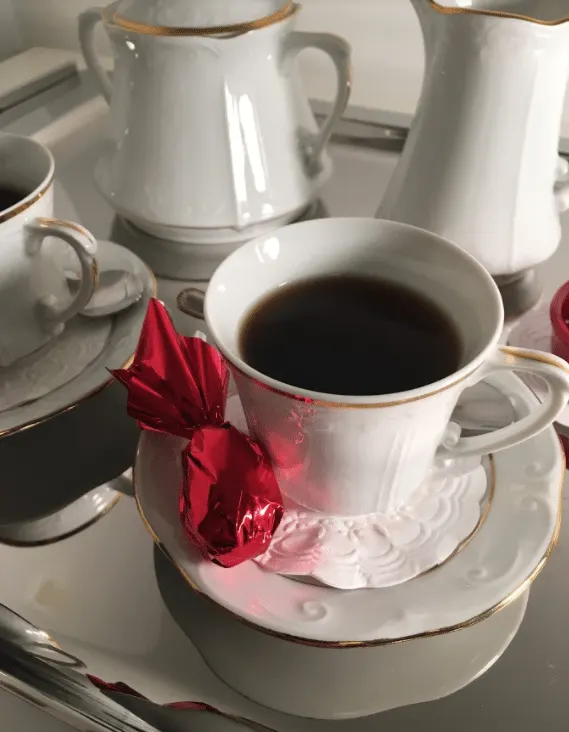 Na hora de servir o cafezinho em seu escritório, o descanso de copo também é bem-vindo
