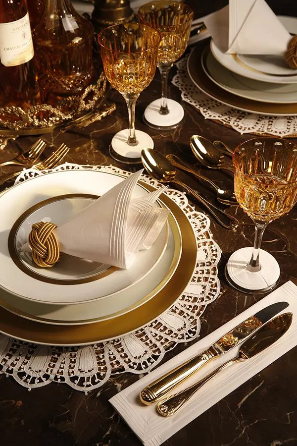Seu casamento muito mais elegante com o guardanapo de papel branco decorado.