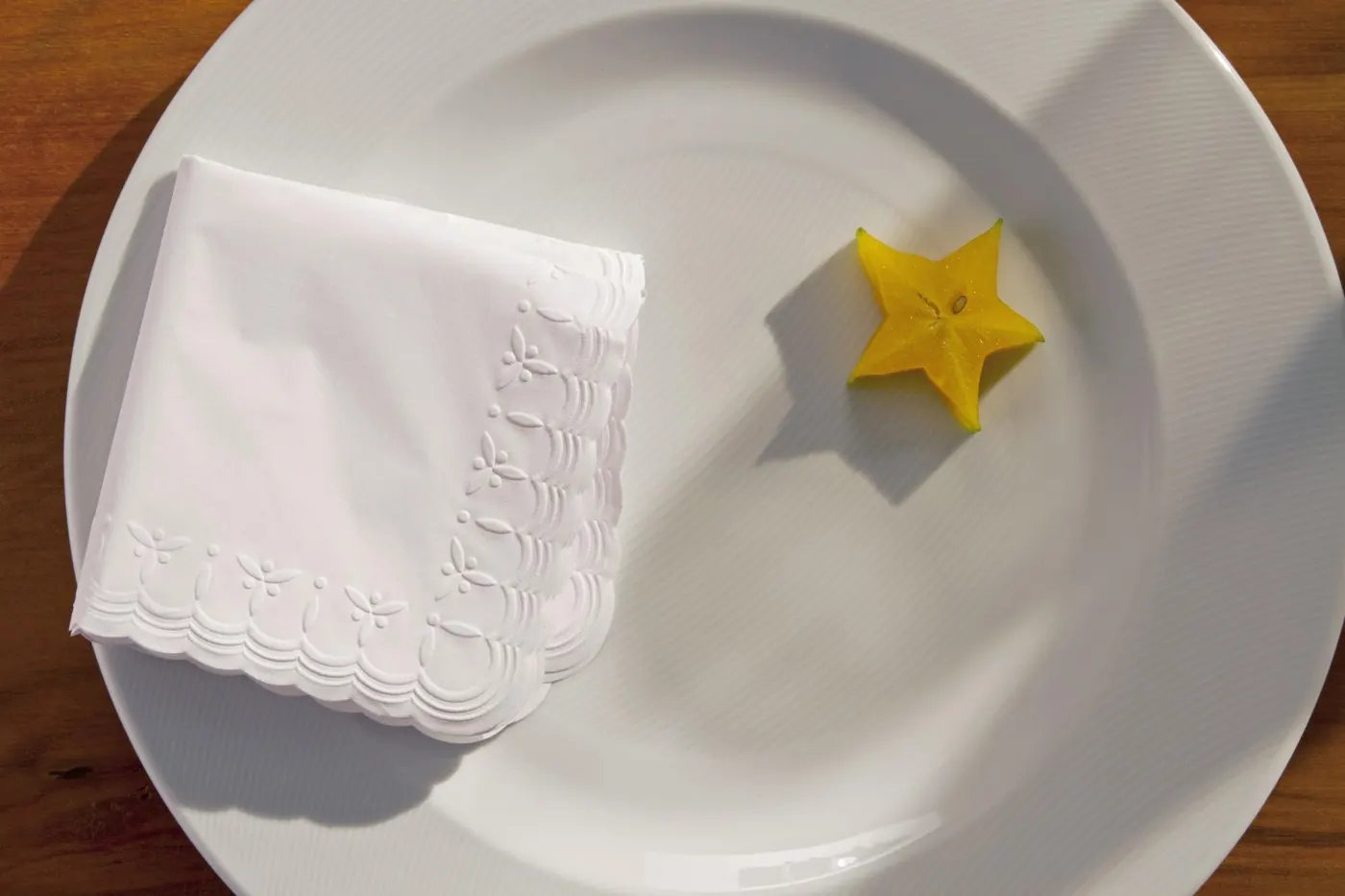 Guardanapo de papel luxo da Relevo com aplicação de barrado. Um detalhe especial que leva sofisticação e classe à mesa.