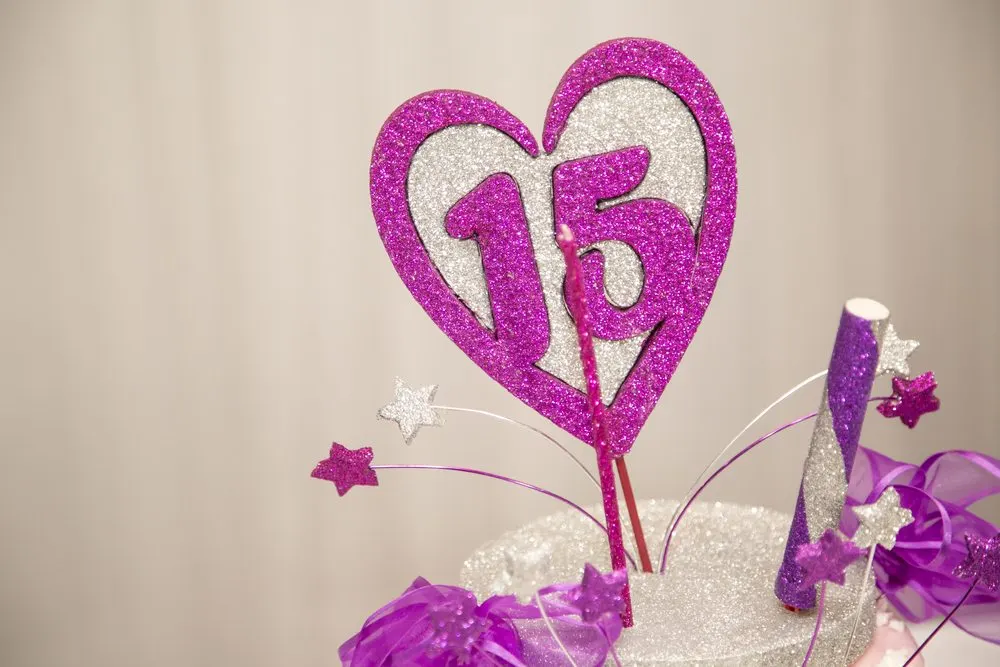 As festas de debutantes voltaram a fazer parte da vida das meninas. É o sonho da maioria ter uma recepção digna de princesa. É por isso que preparamos estas dicas para te ajudar na escolha de um item essencial: o guardanapo de papel para festa de debutante!