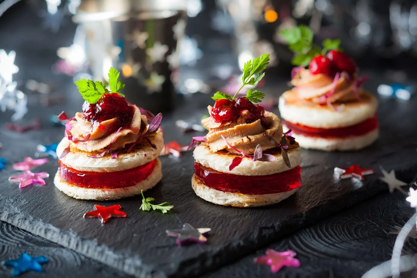 Canapés são uma opção tradicional para os aperitivos do jantar de Natal.