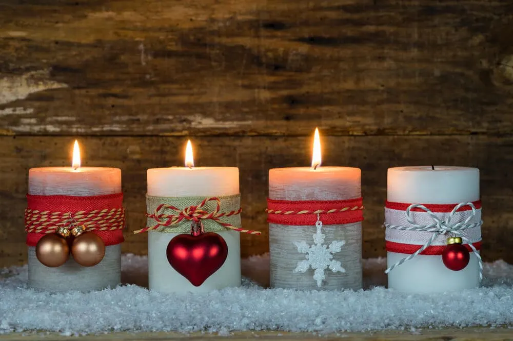Veja algumas ideias para a decoração das velas com fitas.