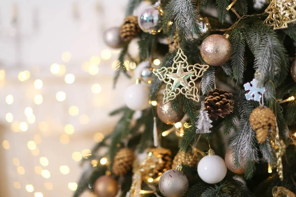 O uso de metalizados como o prateado, dourado e cobre com o branco cria um ambiente requintado.