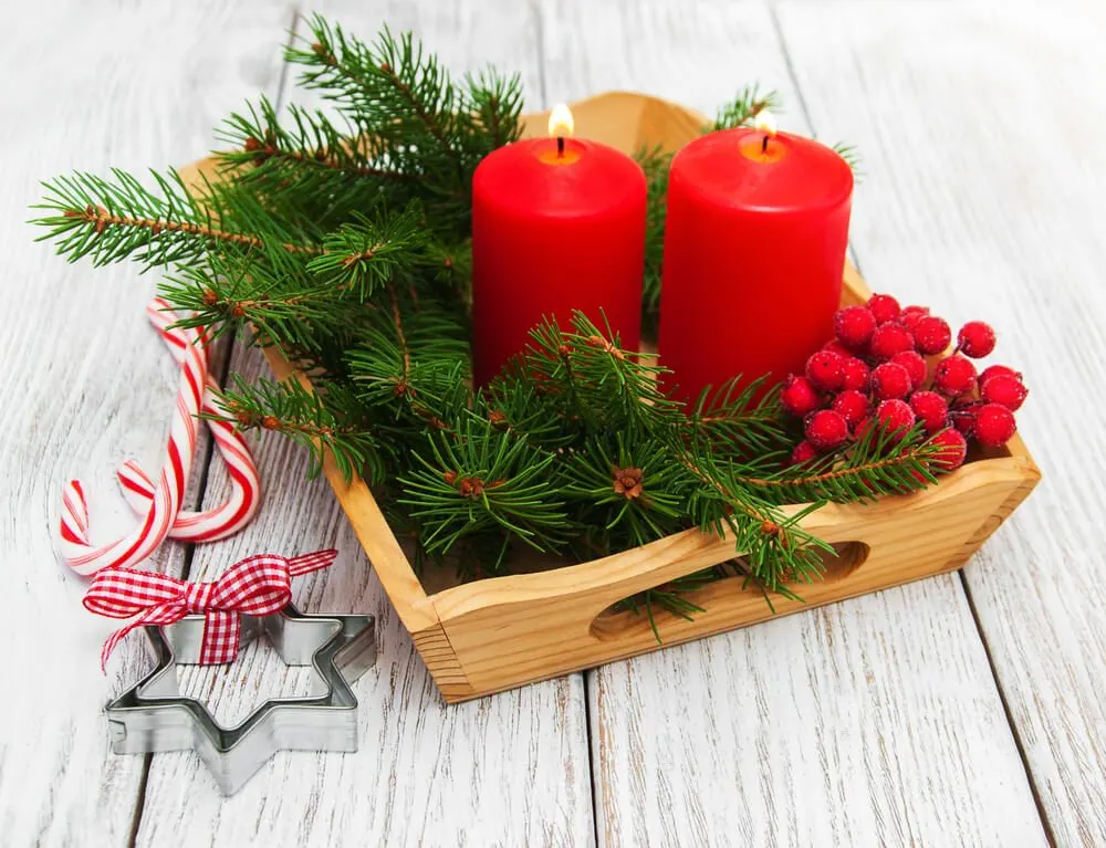 Velas aromáticas decoradas são uma ótima opção de arranjo para o lavabo.