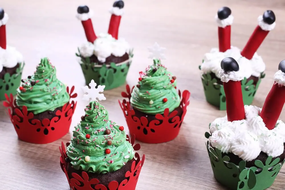 Cupcakes são ideias criativas e fáceis de fazer para o jantar de Natal.