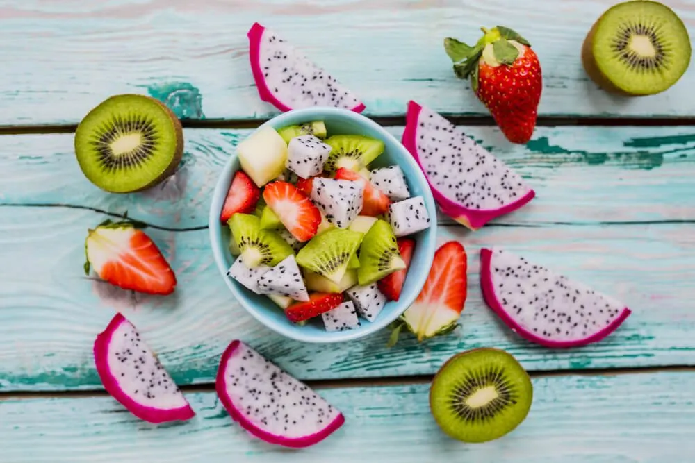 As frutas como morango, kiwi e a pitaya são deliciosas e ficam lindas na mesa do jantar de Natal.