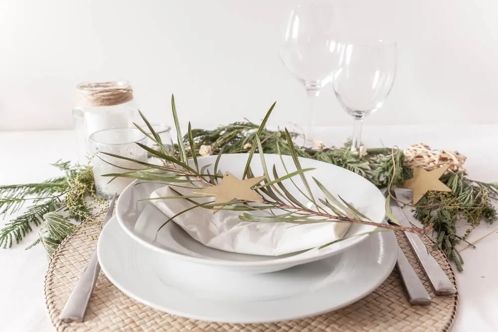 As decorações rústicas estão em alta e transformam a mesa do jantar de Natal em algo original e impressionante.