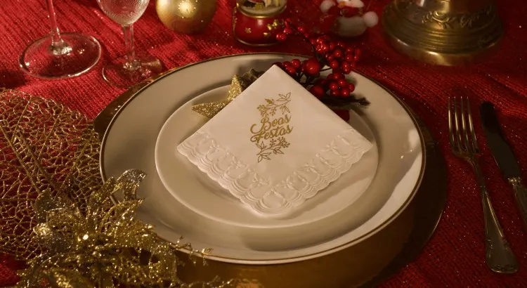 Guardanapos de papel personalizados da Revelo são uma opção sofisticada para o jantar de Natal.