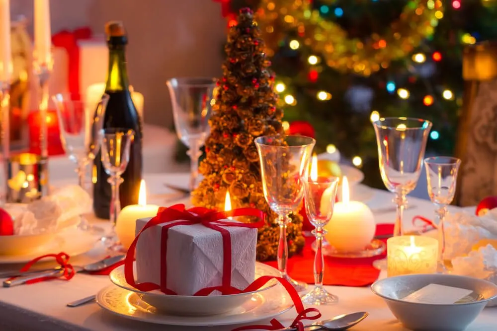 A decoração com as cores tradicional deixa a mesa do jantar de Natal linda.