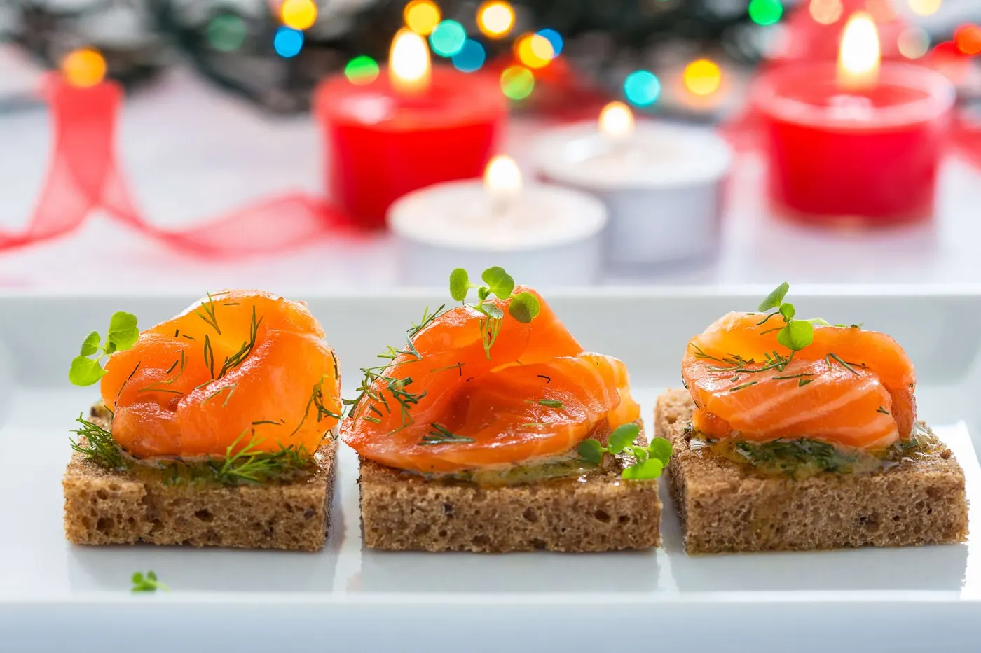 Canapés de salmão são uma opção sofisticada e tradicional para o jantar de Natal.