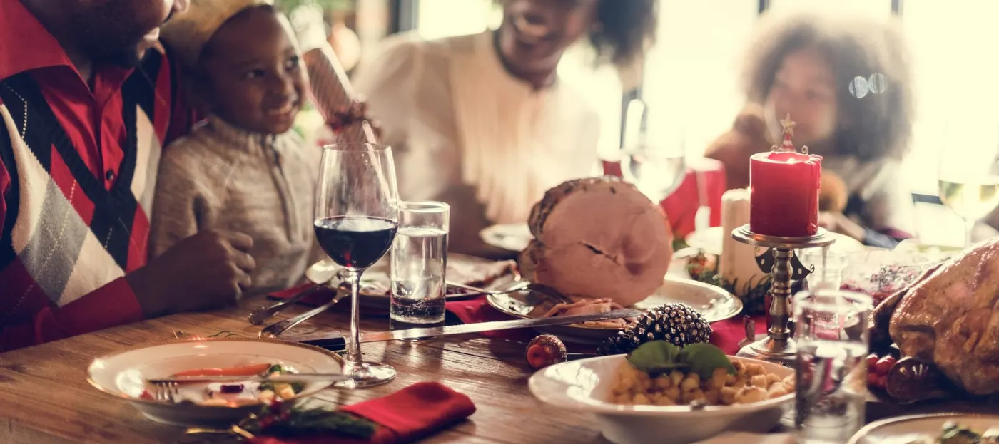 As crianças são a continuação da família. Por isso, não existe motivo para as tirar da mesa durante o jantar especial, principalmente se outros convidados também têm filhos com idades próximas.