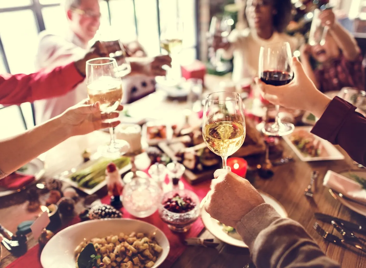 Não tem problema servir bebidas alcoólicas no seu jantar especial para a família, mas faça isso no início da refeição. Depois, priorize águas e sucos!