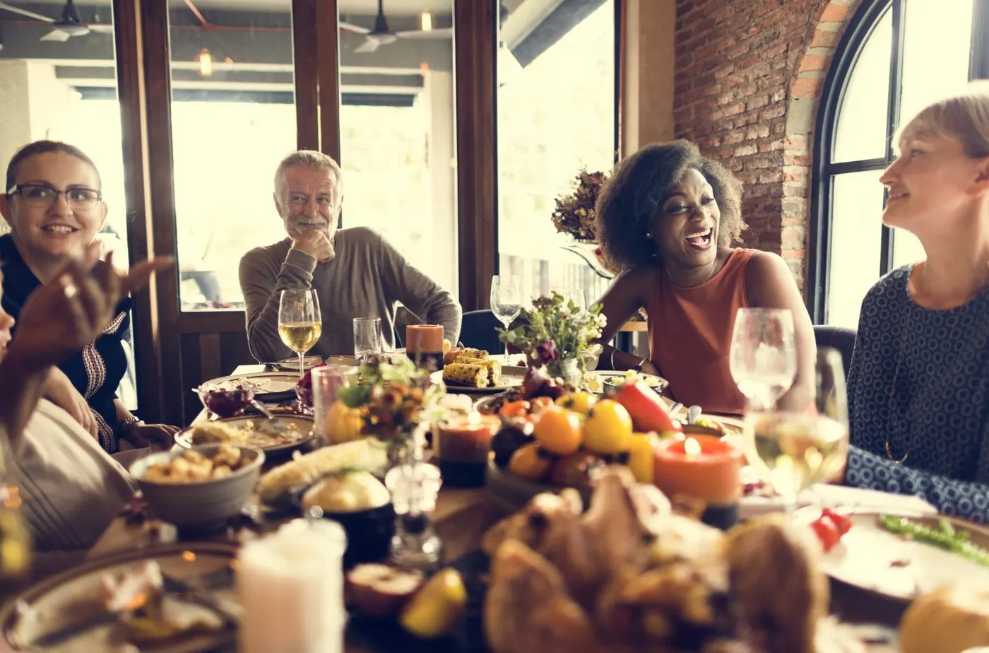 Um jantar especial para a família é um momento ótimo para relembrar histórias engraçadas e dar risada.