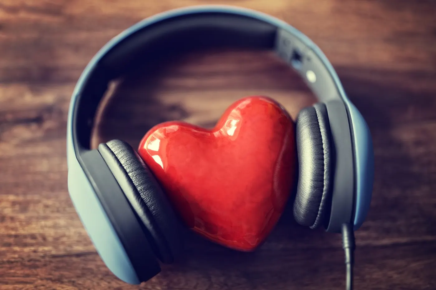 A música gera memória e isso pode se traduzir em uma conversa romântica, cheia de carinho, e trazer à tona maravilhosas recordações que vocês reviverão juntos!
