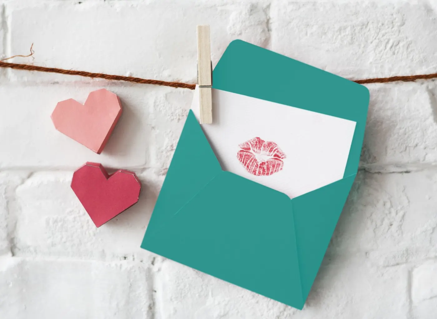 Barbante, corações recortados em papel colorido e uma carta de amor. Você não precisa de muito para fazer um jantar romântico perfeito!