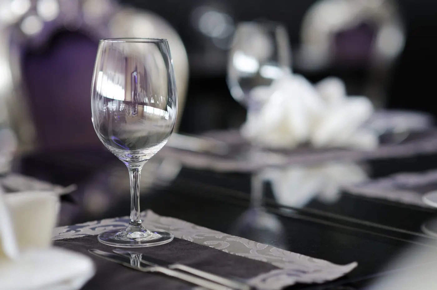 Copos e taças em vidro ou cristal dão um toque a mais de romantismo para a mesa.