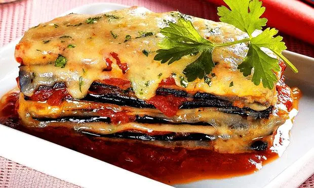 Lasanha de berinjela com tomatinhos.