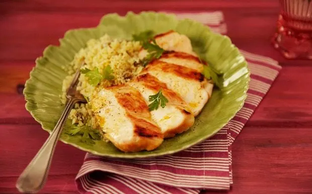 Peito de frango grelhado com cuscuz de couve-flor.