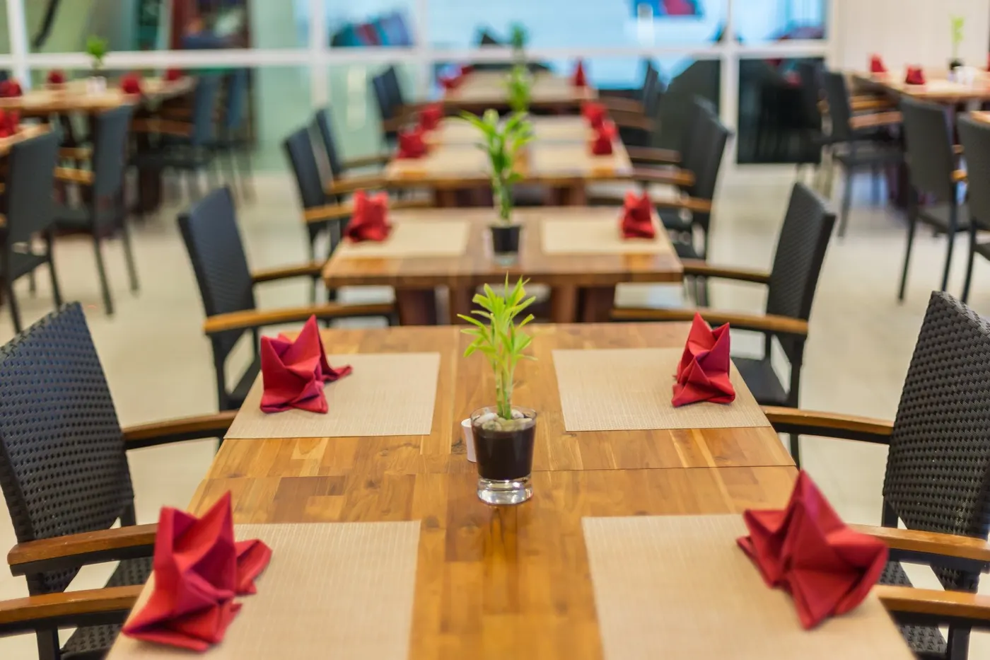 mesa decorada detalhes vermelhos
