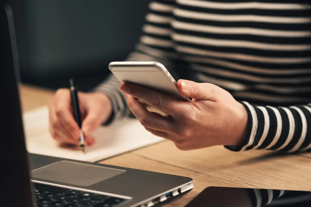 Muitas pessoas utilizam o smartphone para procurar informações sobre restaurantes