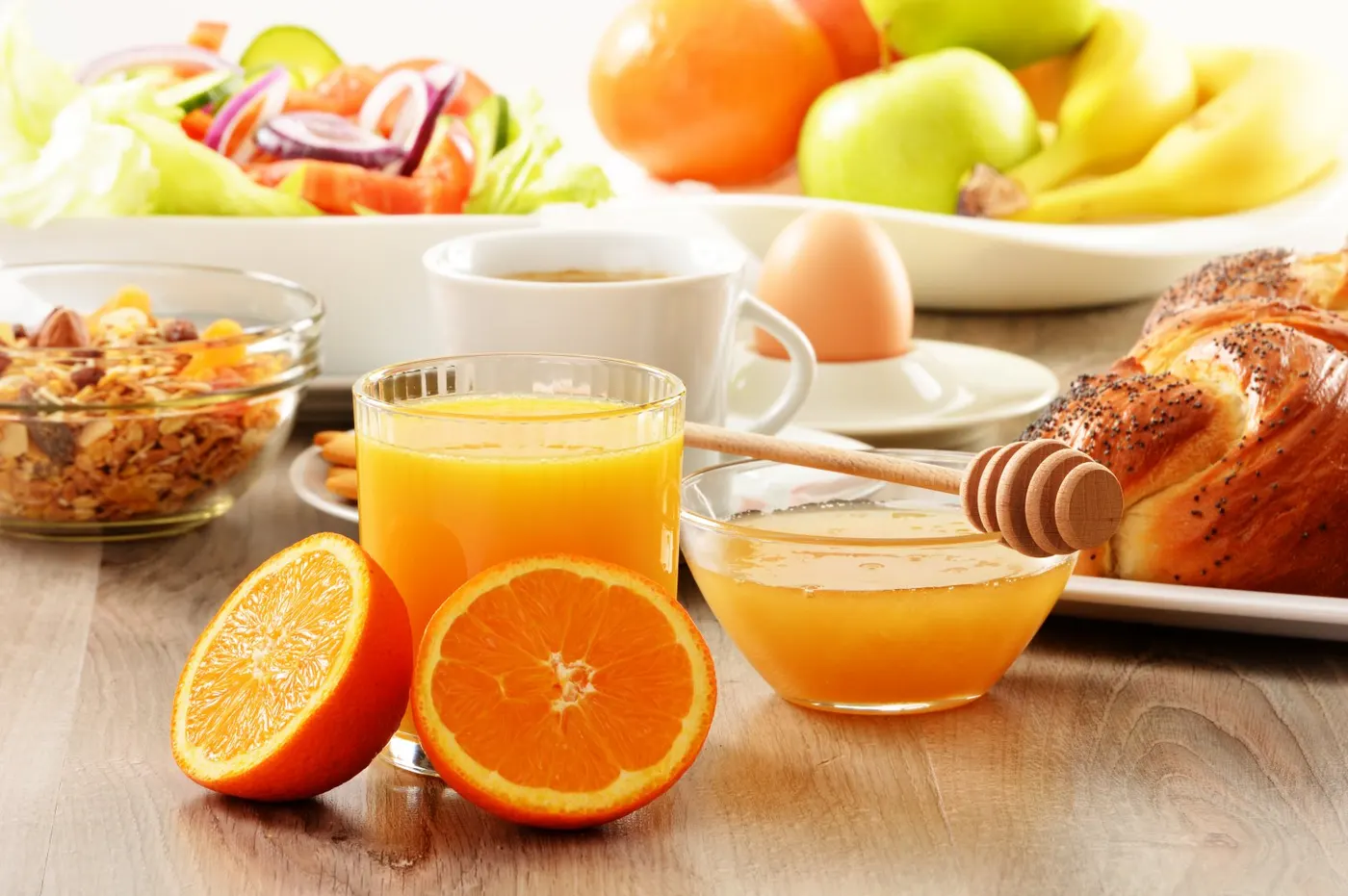 mesa de cafe da manha com suco de laranja