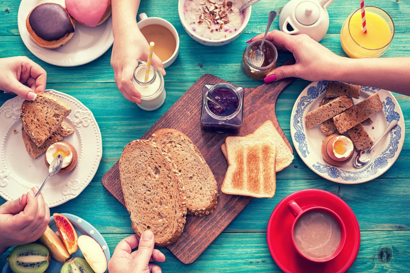 mesa de cafe da manha posta