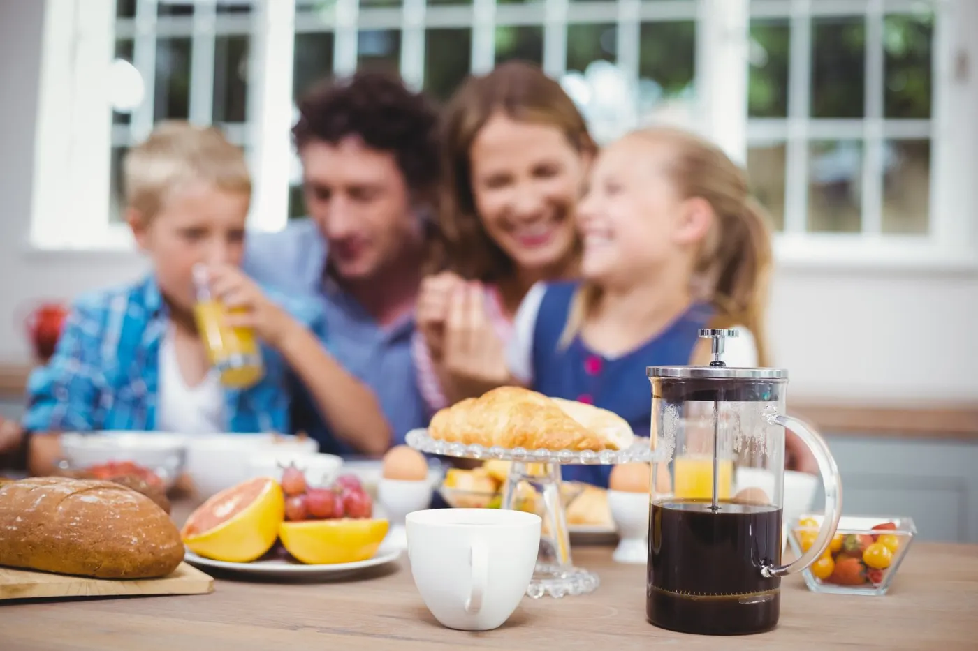 familia tendo cafe da manha