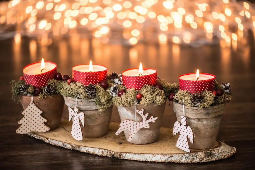 Decorações feitas à mão dão um toque especial à mesa de ceia de Natal.
