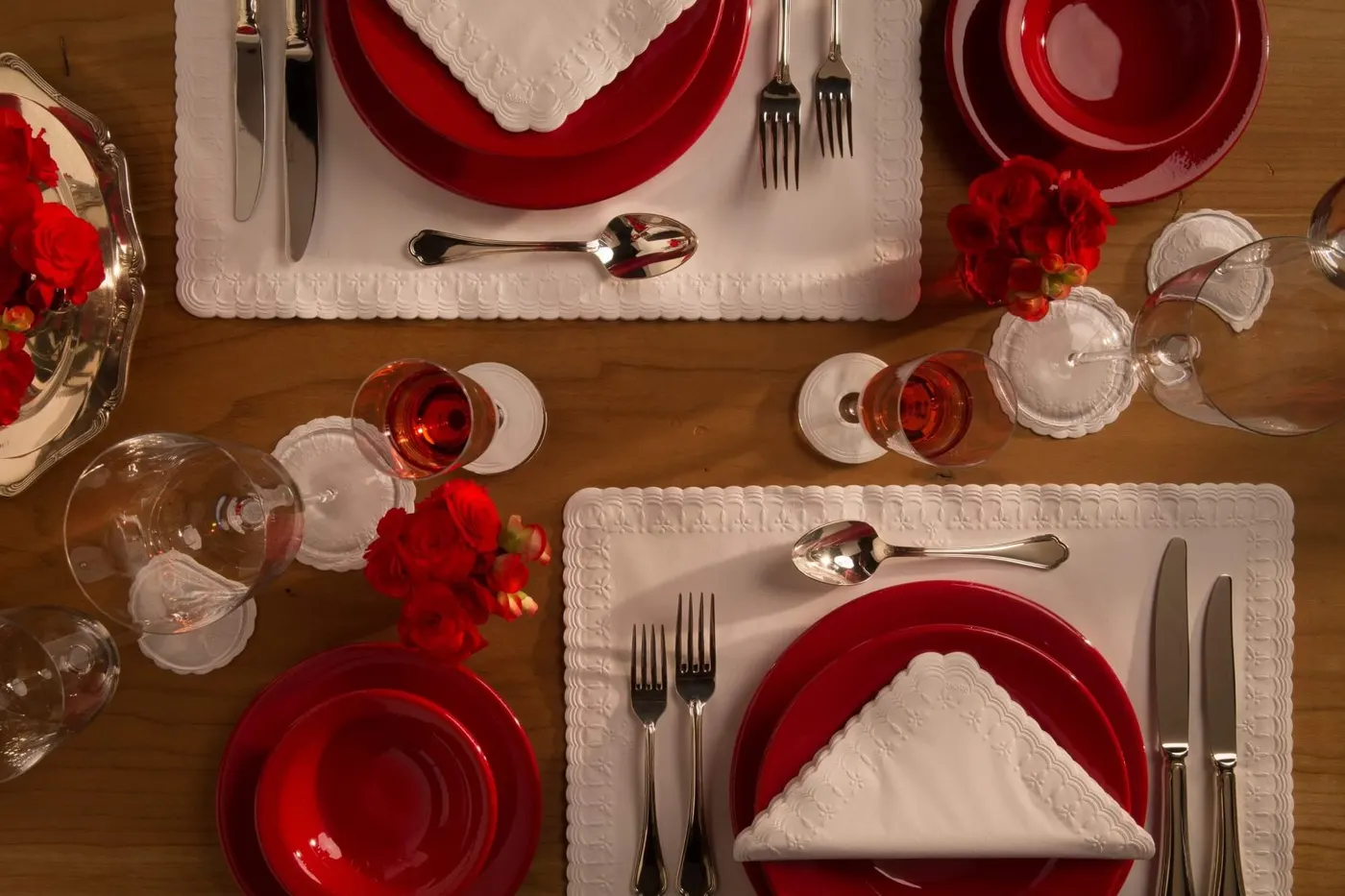 Os jogos americanos de papel, além de proteger a mesa, complementam a decoração.