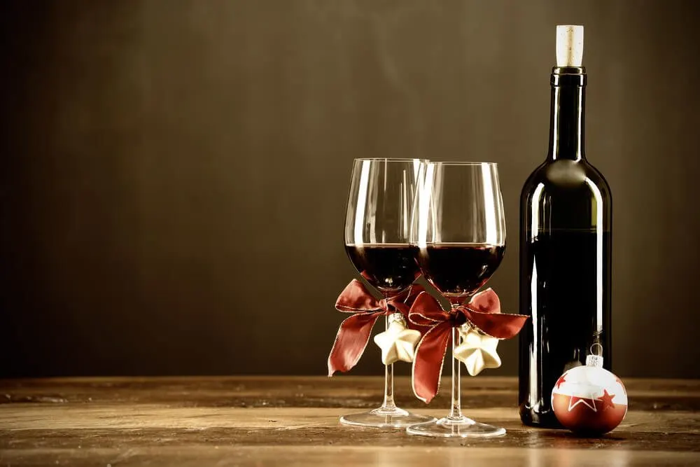 As taças de vinho ficam lindas com laços de fita.