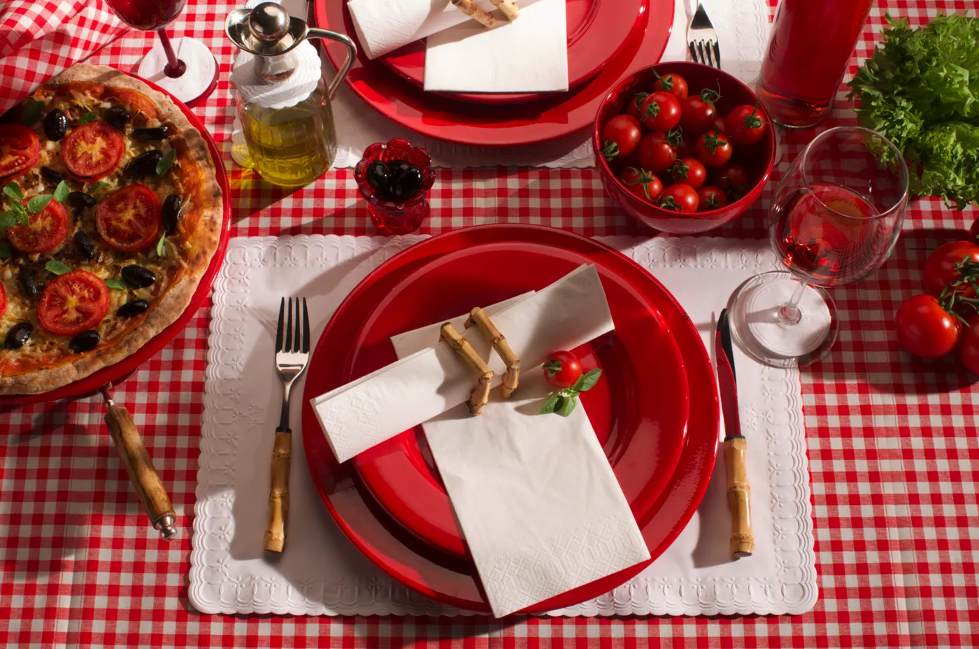 A escolha dos modelos de porta guardanapos para restaurantes vai depender muito do estilo de cada estabelecimento. Para uma pizzaria, por exemplo, as peças mais rústicas caem como uma luva.