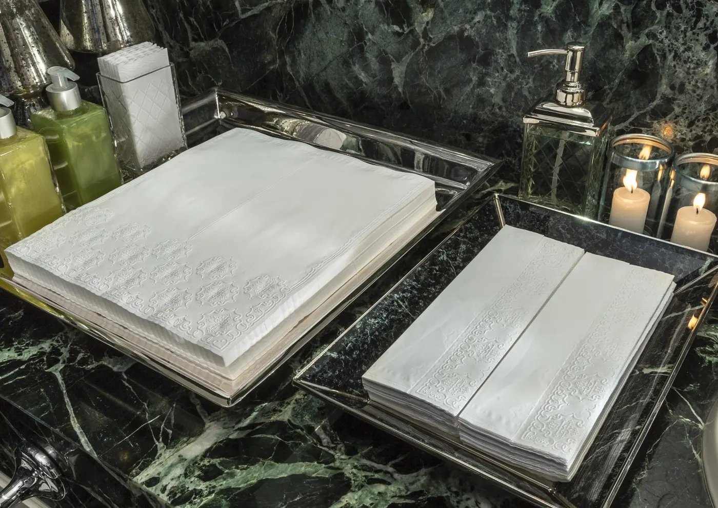A toalha de lavabo de papel pode ser utilizada aberta ou fechada dentro de bandejas e toalheiros sobre a bancada.