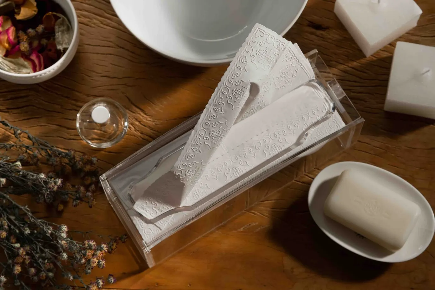 A decoração super simples fica mais sofisticada com o uso de uma toalha de papel com a borda decorada ou barrados em alto relevo.