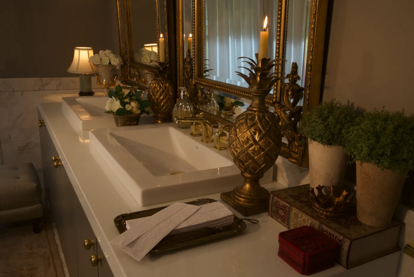 Os quadros, espelhos, castiçais com velas perfumadas e materiais como toalhas individuais e conjuntos para lavabo podem trazer uma bela composição.