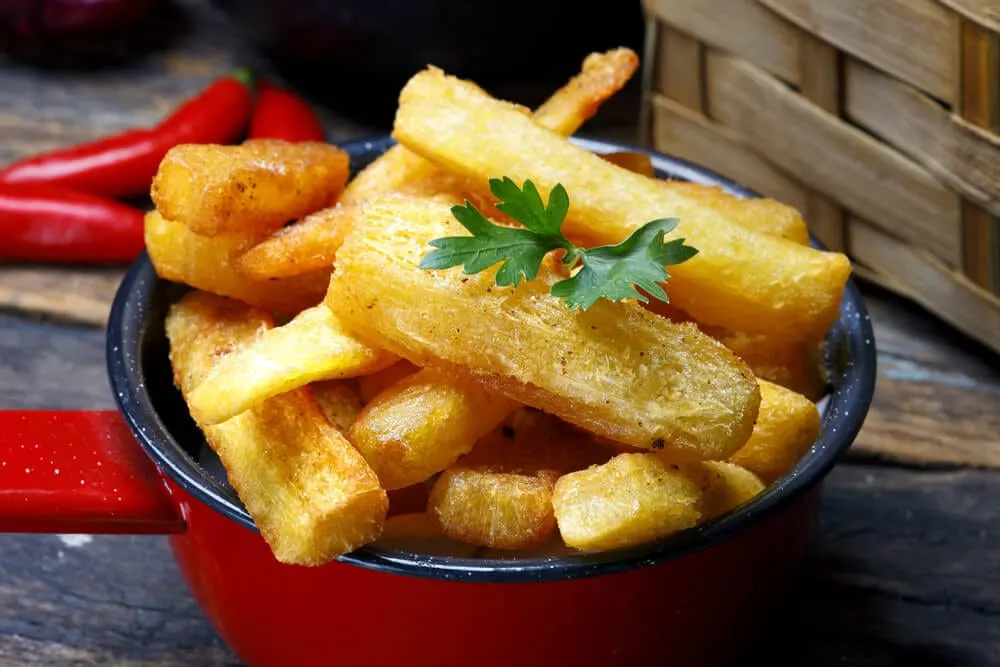 Tão democráticos quanto a batata, o aipim e a polenta fritos é ótimo para ser servido em um bar. A versão em palitinho, que pode ser comida com as mãos, é a melhor de todas!