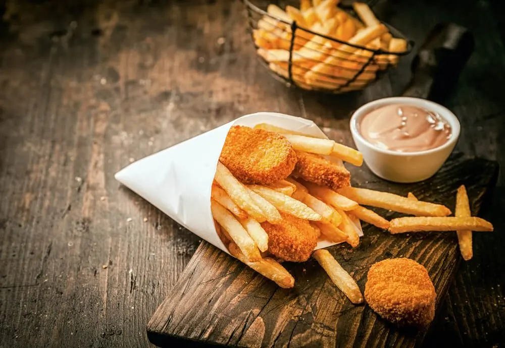 Seja criativo no hora de apresentar seus petiscos de bar aos seus clientes. Aqui, por exemplo, a batata frita vem num cartucho de papel. Super descolado, moderno e prático!