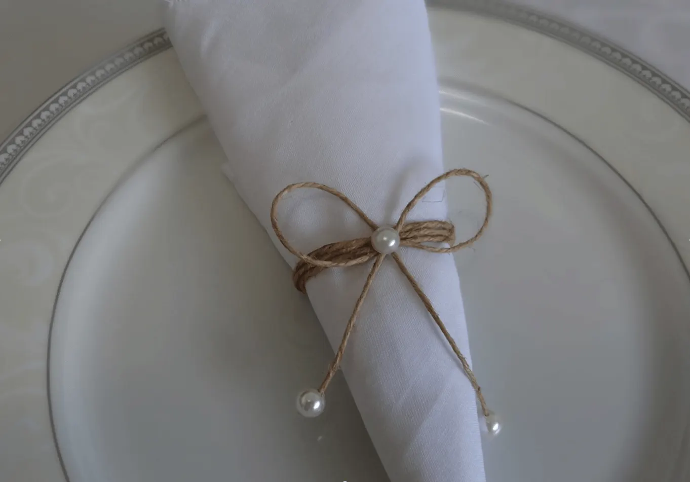 Sisal e pérolas. Não é preciso muito para ter algo bonito. E neste caso há uma vantagem: você pode fazer em casa o seu porta guardanapo para casamento!