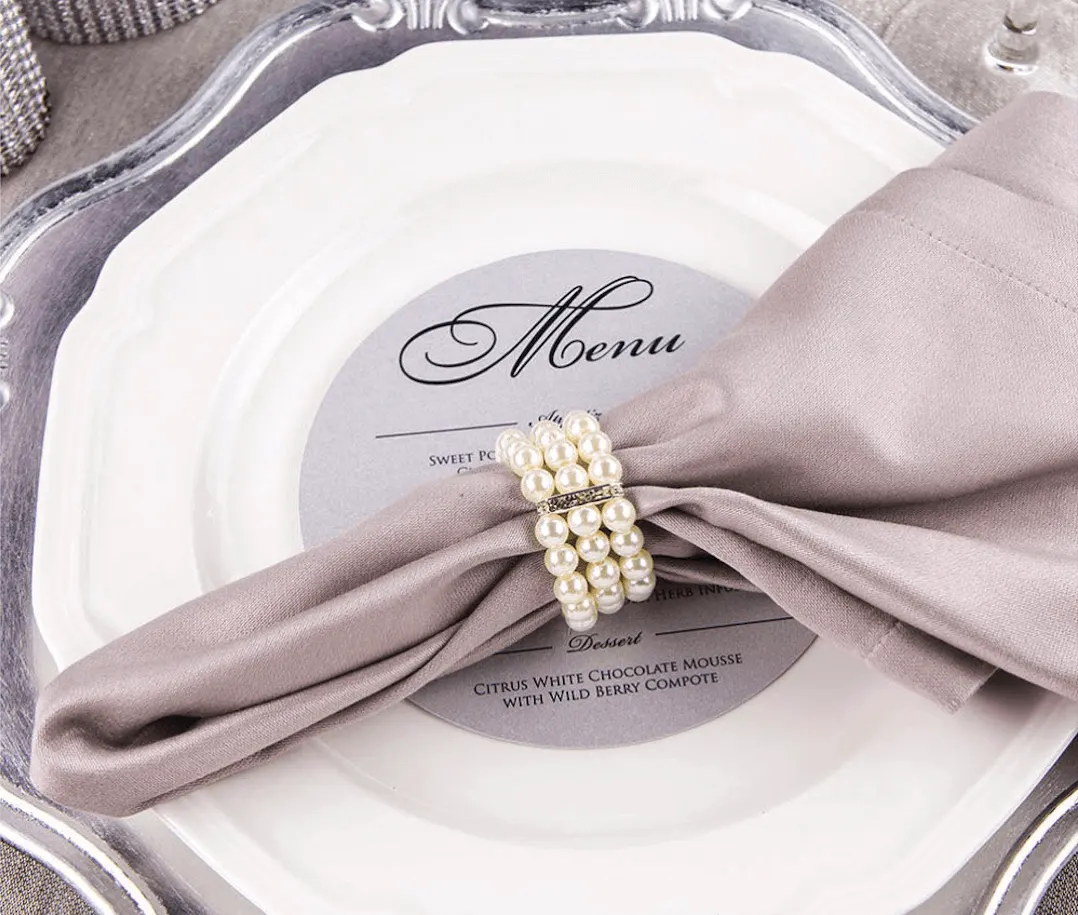 O porta guardanapo para casamento de pérola é o mais procurado pelas noivas em função da elegância e da sofisticação que confere à mesa.