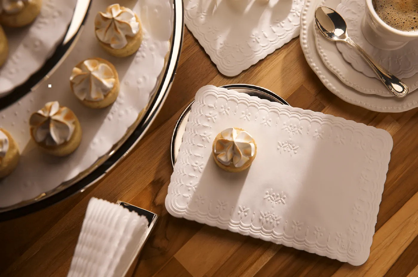 Além do porta guardanapo para casamento, utilizar diferentes modelos e formatos de guardanapo de papel é uma maneira fácil de surpreender os convidados. A Relevo pode te ajudar nesta missão. Faça o teste e confirme!