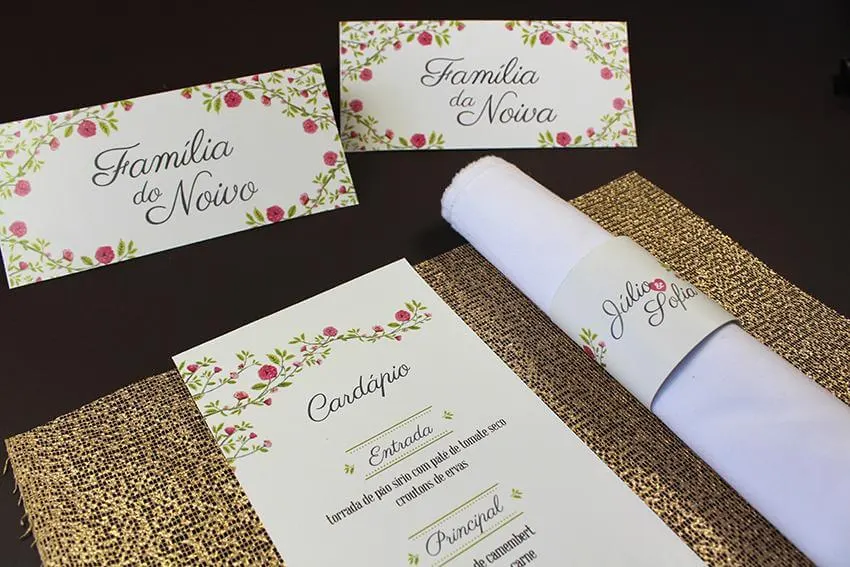 A personalização do porta guardanapo para casamento também pode ser feita com papelaria, acompanhando as cores e elementos de toda a cerimônia.