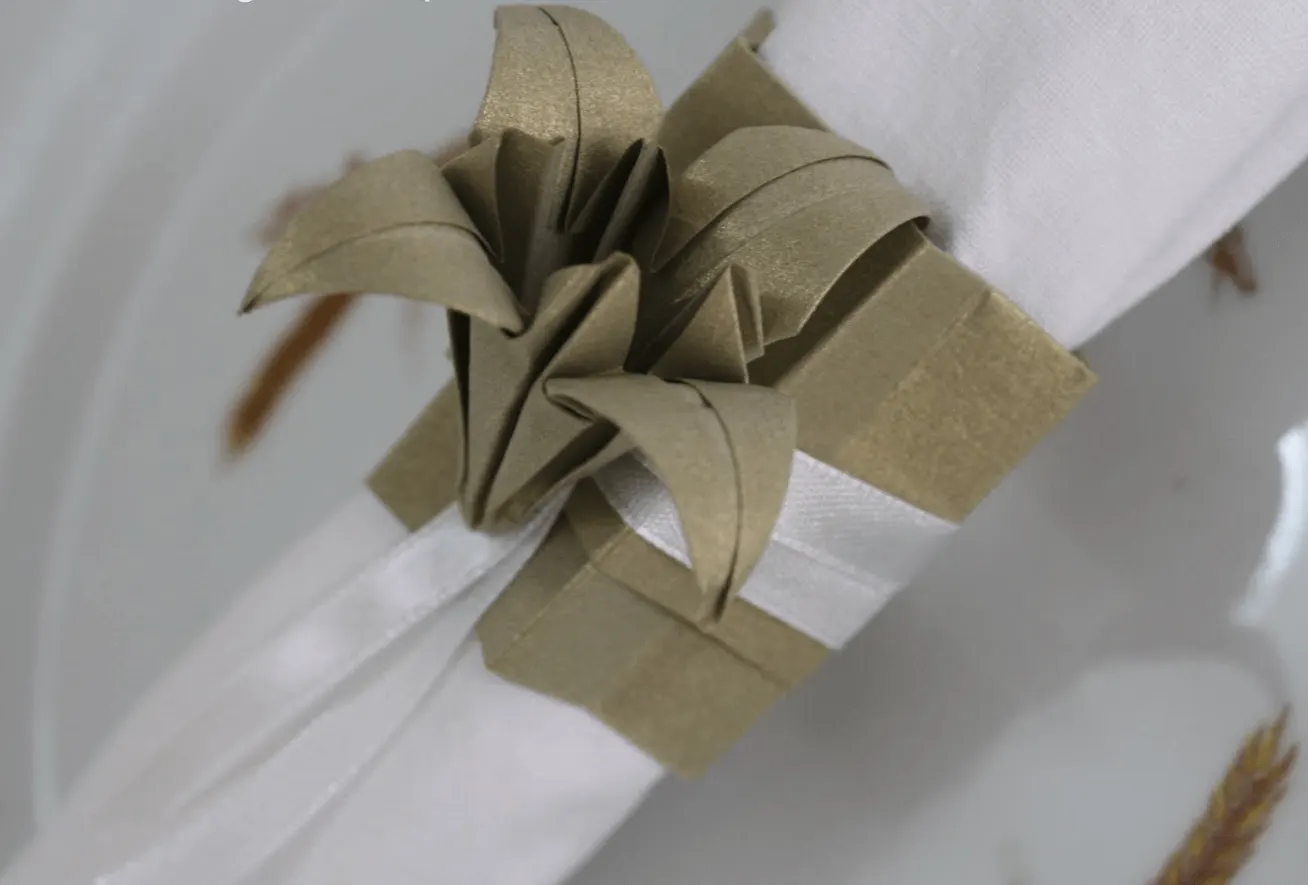 O porta guardanapo para casamento em papel é uma boa solução para personalizar a decoração da festa. (Foto: Pinterest)