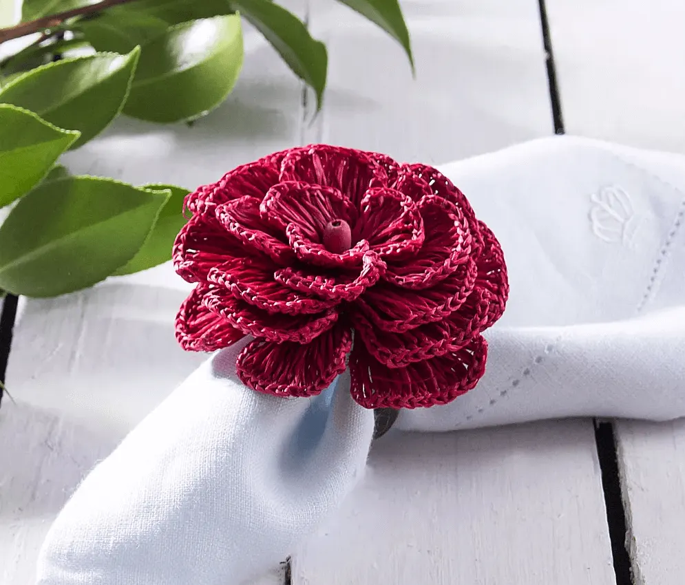Colorido, branco, em tons de marrom. O porta guardanapo para casamento em crochê dá um toque de especial para a decoração de festas no estilo vintage e tradicionais.
