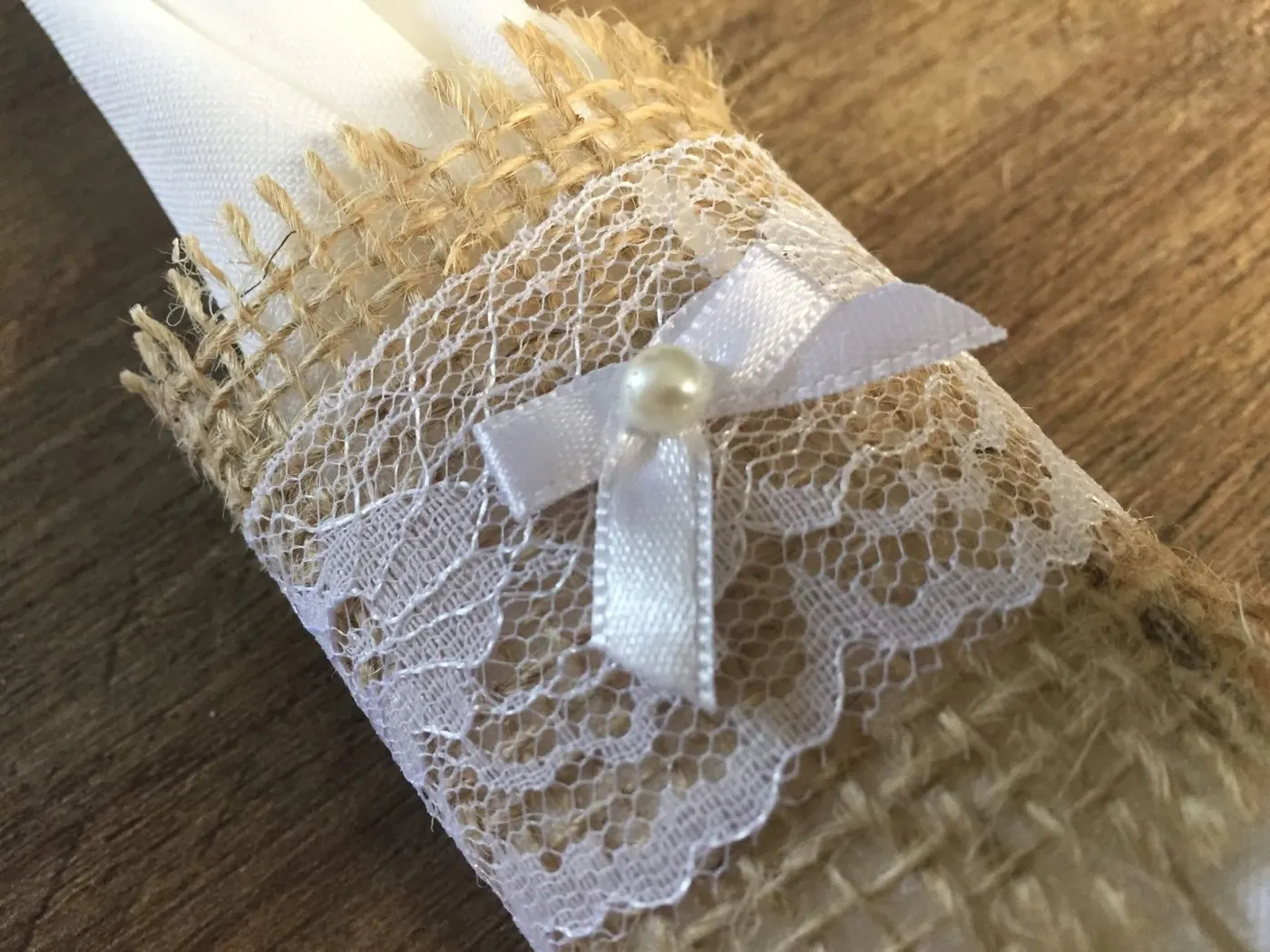 Materiais simples, como a juta e a renda conferem um detalhe especial ao porta guardanapo para casamento estilo rústico.