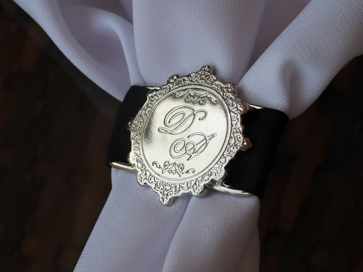 Chique e moderno, o porta guardanapo para casamento de metal eleva a decoração das mesas dos convidados a outro nível.