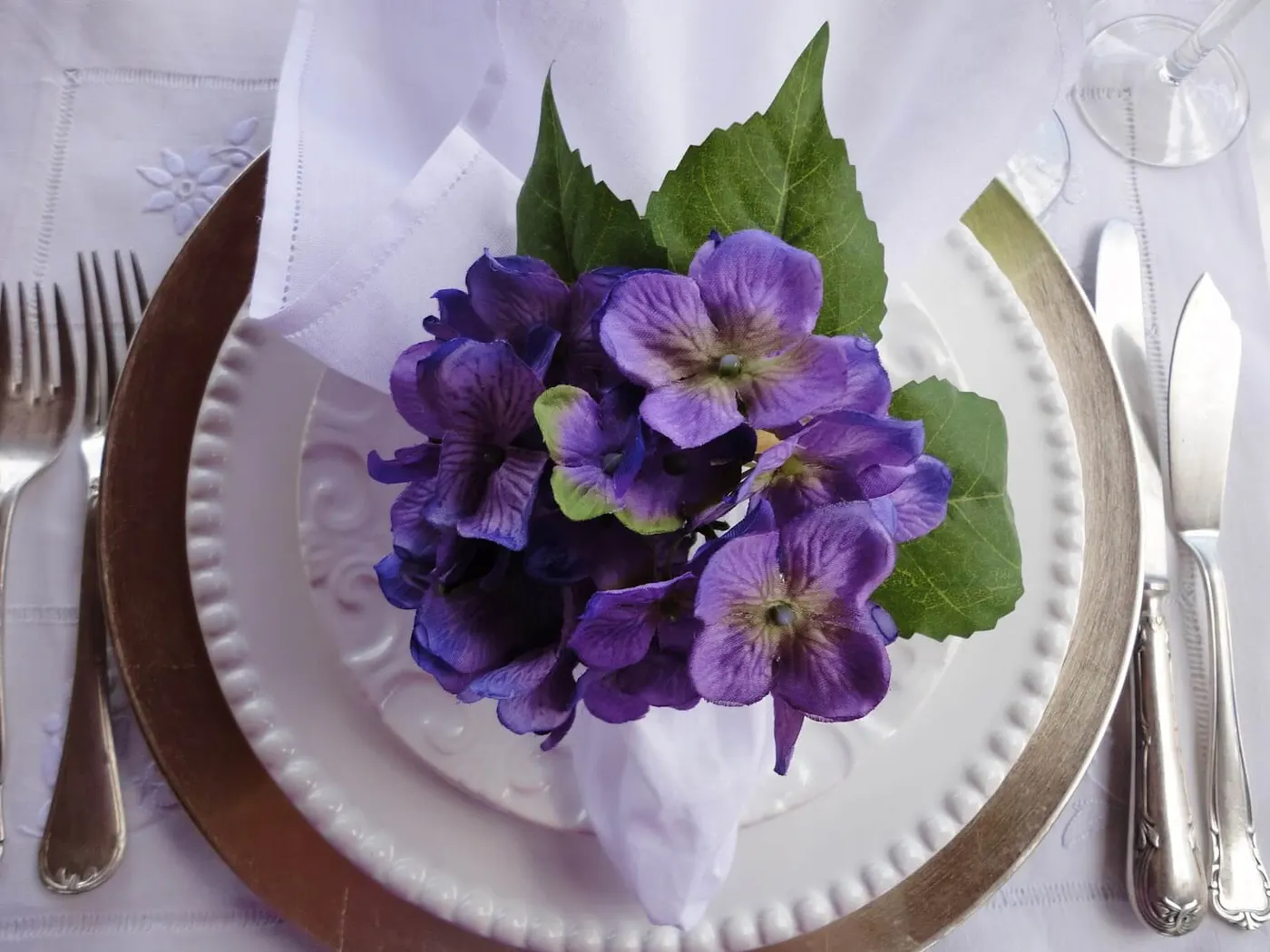 Utilizar flores para compor o porta guardanapo de casamento é uma maneira de levar vida e perfume para a mesa dos convidados.