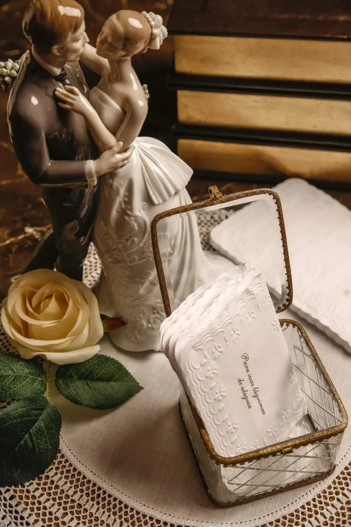 Seja para os guardanapos de papel para a mesa, as toalhas de papel para o banheiro e até no lencinhos para quem se emociona e não consegue evitar as lágrimas durante a cerimônia. A Relevo está com você em todos os momentos do seu casamento.